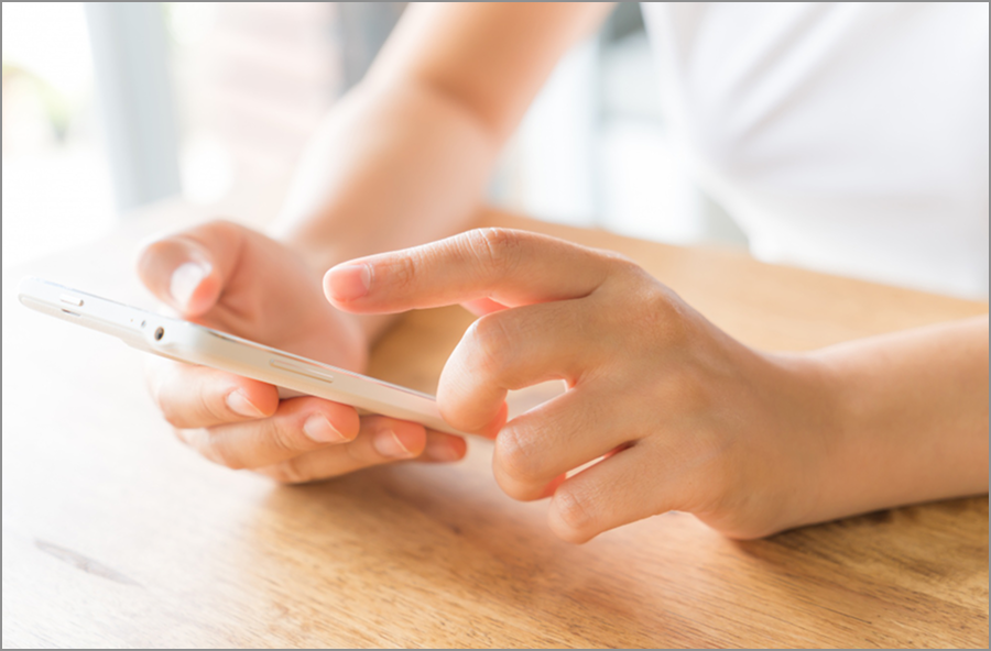 スマホを触る手元
